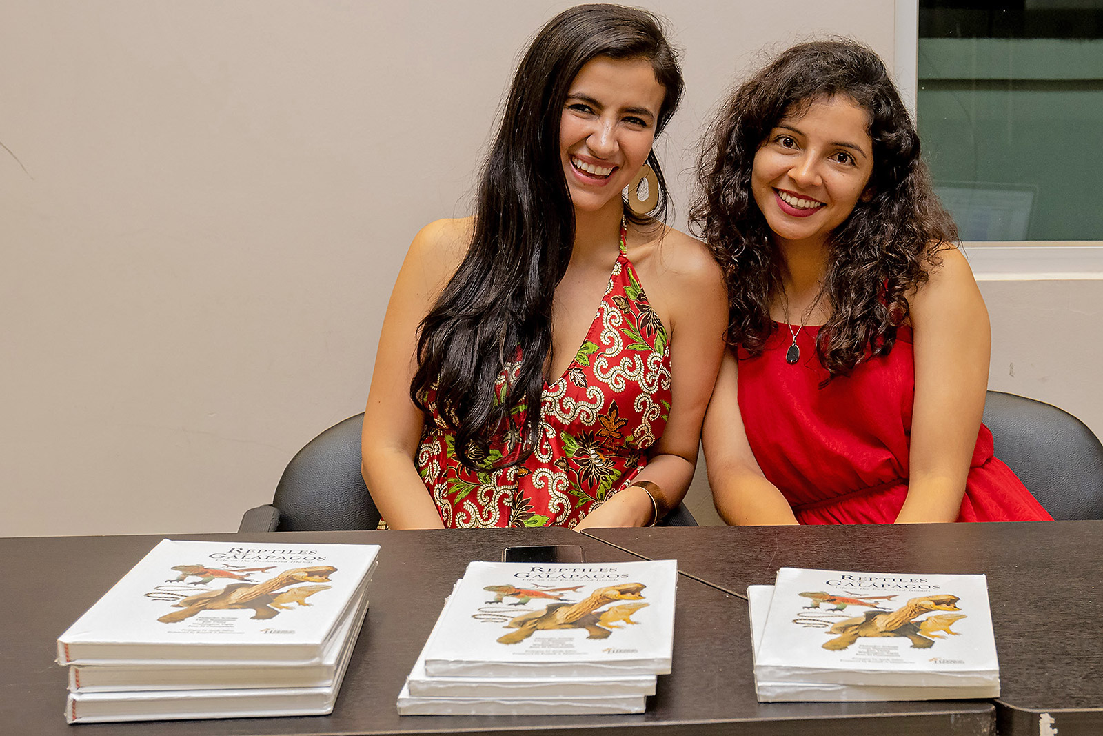 Gabriela Morales and Nathaly Padilla during the book’s premiere in Puerto Ayora